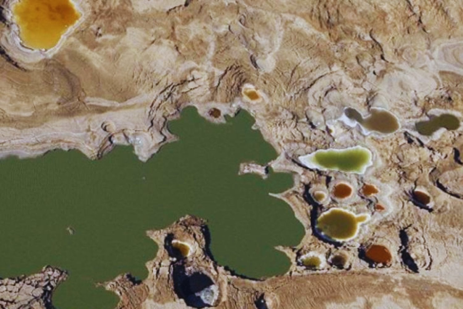 El mar Muerto se está secando a un ritmo alarmante y ya transforma sus costas en un paisaje casi apocalíptico. El problema es que nadie logra ponerse de acuerdo para salvarlo