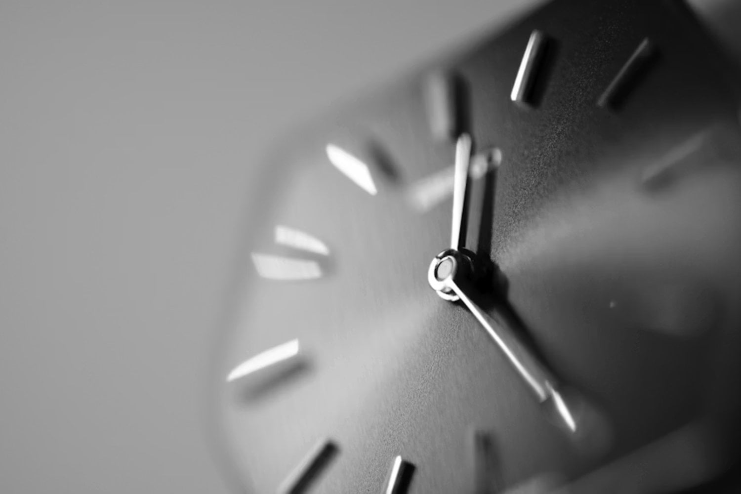 La física siempre asumió que el tiempo solo avanza hacia adelante. Un experimento acaba de mostrar algo desconcertante: partículas que, en ciertos contextos, parecen interactuar en “tiempo negativo”