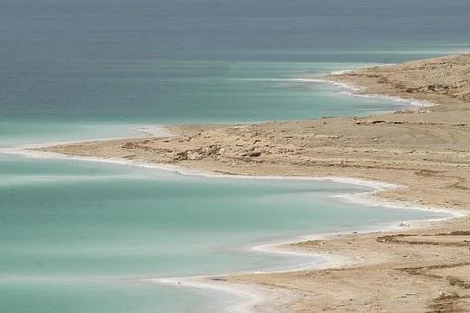 El mar Muerto se está secando a un ritmo alarmante y ya transforma sus costas en un paisaje casi apocalíptico. El problema es que nadie logra ponerse de acuerdo para salvarlo