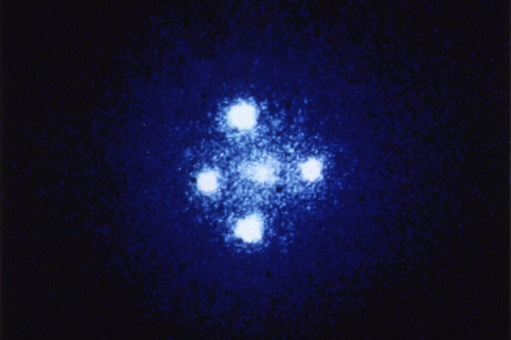 Un telescopio en La Palma acaba de detectar una galaxia lejana que no debería existir así según los modelos actuales. La extraña “Cruz de Einstein” está obligando a replantear cómo evolucionan las galaxias gigantes