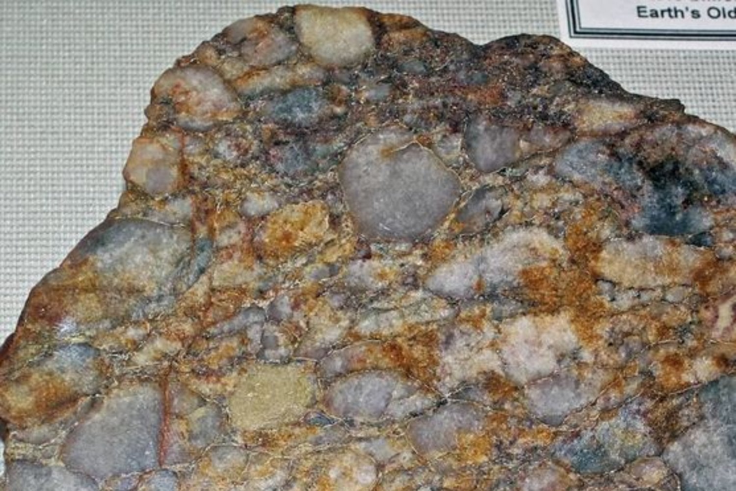 Científicos rompieron una roca australiana que contiene minerales formados hace más de 4.400 millones de años. Lo que encontraron podría cambiar la historia temprana de la Tierra y el origen de la vida