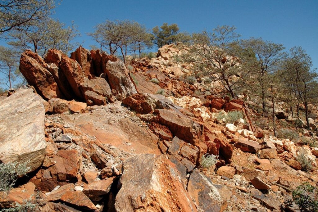 Científicos rompieron una roca australiana que contiene minerales formados hace más de 4.400 millones de años. Lo que encontraron podría cambiar la historia temprana de la Tierra y el origen de la vida