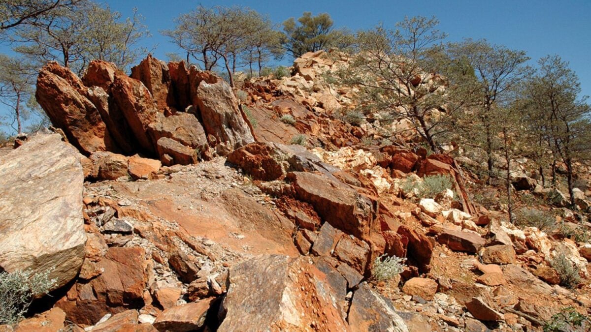 Científicos rompieron una roca australiana que contiene minerales formados hace más de 4.400 millones de años. Lo que encontraron podría cambiar la historia temprana de la Tierra y el origen de la vida