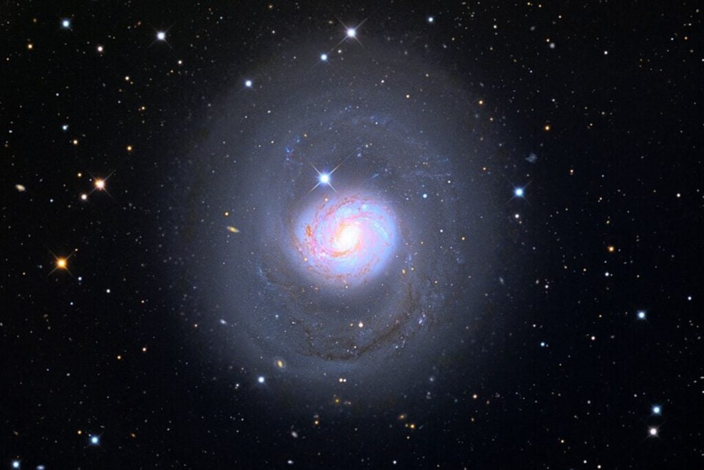 El telescopio James Webb encontró un gigantesco “faro de luz” brillando en mitad de remolinos de polvo cósmico. La estructura proviene del núcleo extremadamente activo de una galaxia dominada por un agujero negro supermasivo