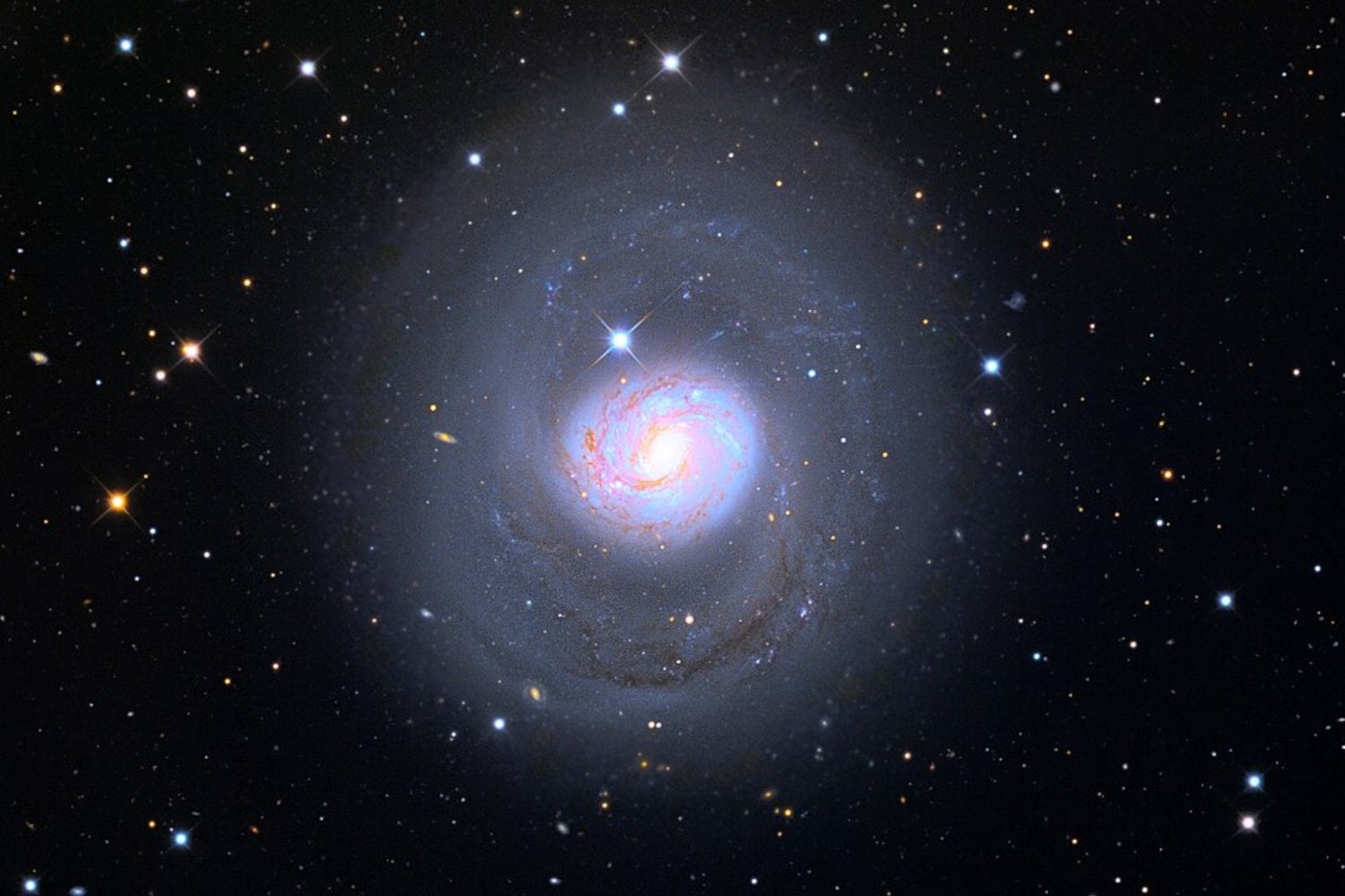 El telescopio James Webb encontró un gigantesco “faro de luz” brillando en mitad de remolinos de polvo cósmico. La estructura proviene del núcleo extremadamente activo de una galaxia dominada por un agujero negro supermasivo
