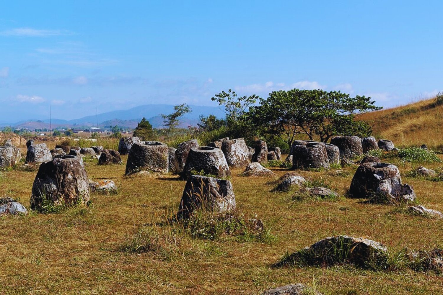 Durante décadas nadie pudo investigar estas misteriosas vasijas gigantes por culpa de las bombas enterradas en Laos. Cuando finalmente abrieron una, apareció un descubrimiento arqueológico extraordinario