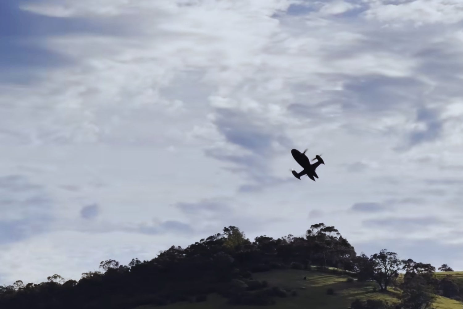 DiA un ingeniero aeroespacial le quitaron el récord del dron más rápido del mundo y respondió construyendo una máquina aún más extrema. Ahora ha rozado los 730 km/h gracias a un diseño que desafía la aerodinámica convencional