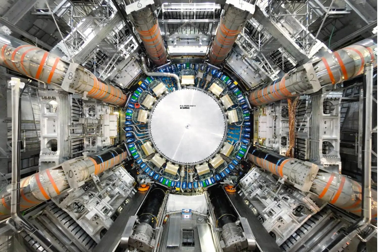 El Gran Colisionador de Hadrones se apagará durante varios años y podría parecer el final de una era. En realidad es justo lo contrario: el CERN lo prepara para multiplicar su potencia y llevar la física a un nuevo nivel