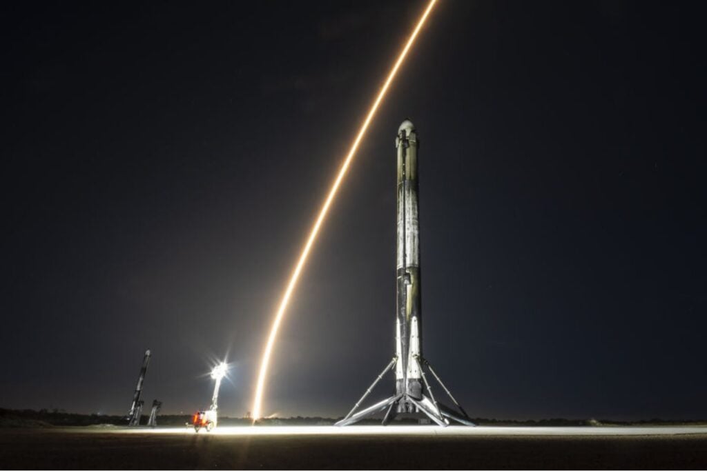 Un cohete de SpaceX lanzado en 2025 sigue vagando por el espacio sin control tras cumplir su misión. En agosto impactará contra la Luna a más de 5.400 km/h en un choque previsto que vuelve a poner el foco en la basura espacial