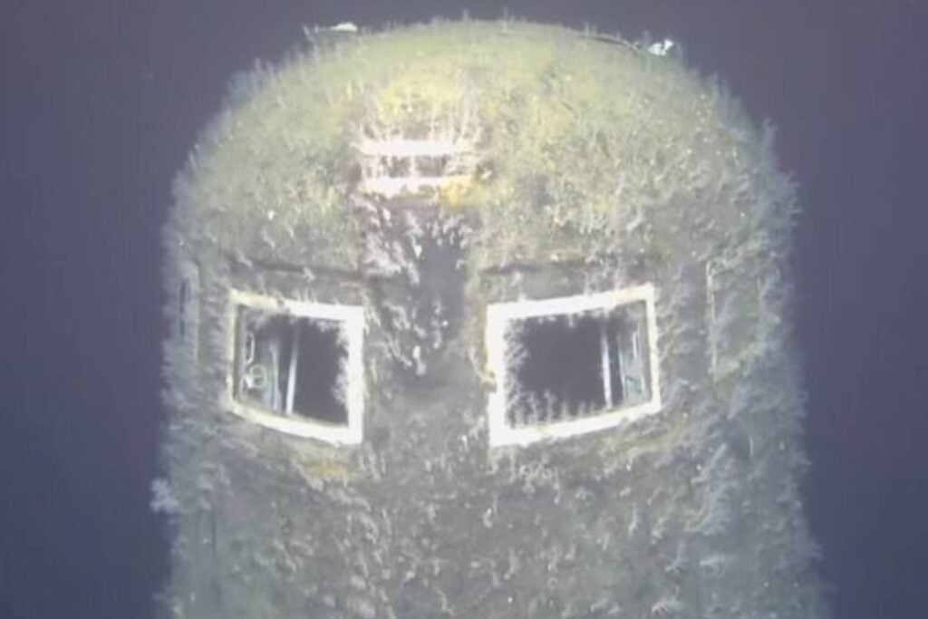 Más de 35 años después de hundirse en el fondo del océano, un submarino nuclear soviético sigue liberando radiación desde su reactor y los científicos acaban de confirmar que la fuga continúa activa