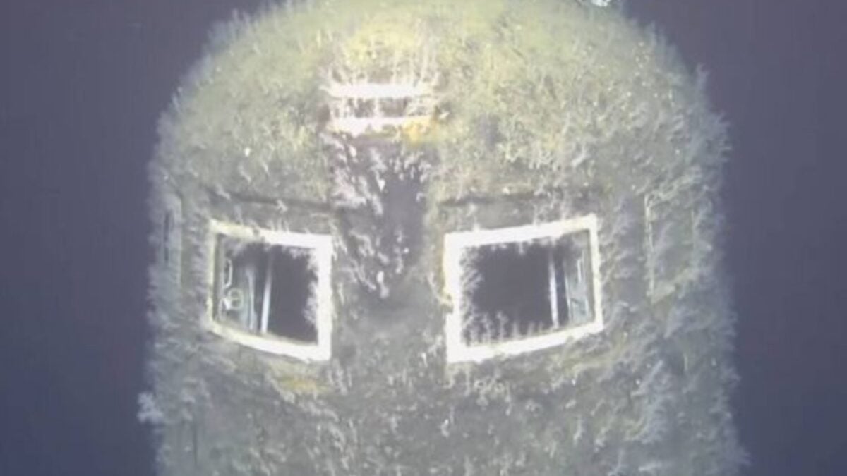 Más de 35 años después de hundirse en el fondo del océano, un submarino nuclear soviético sigue liberando radiación desde su reactor y los científicos acaban de confirmar que la fuga continúa activa
