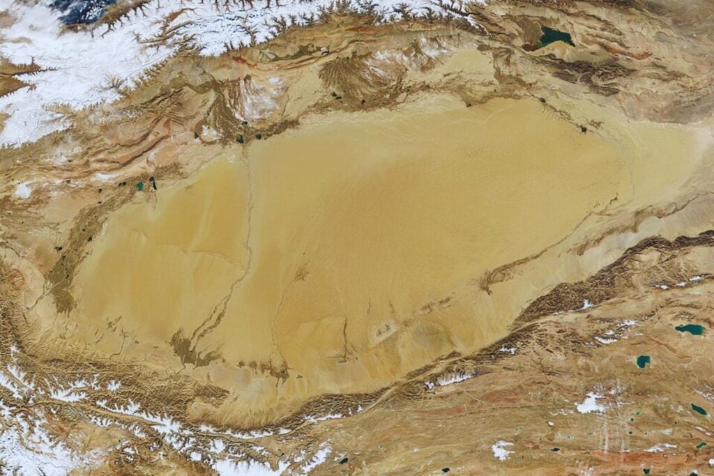 La Ruta de la Seda no colapsó únicamente por guerras, imperios y rutas marítimas. Un nuevo estudio sugiere que el comercio comenzó a morir cuando los grandes ríos del desierto de Taklamakán dejaron de llevar agua