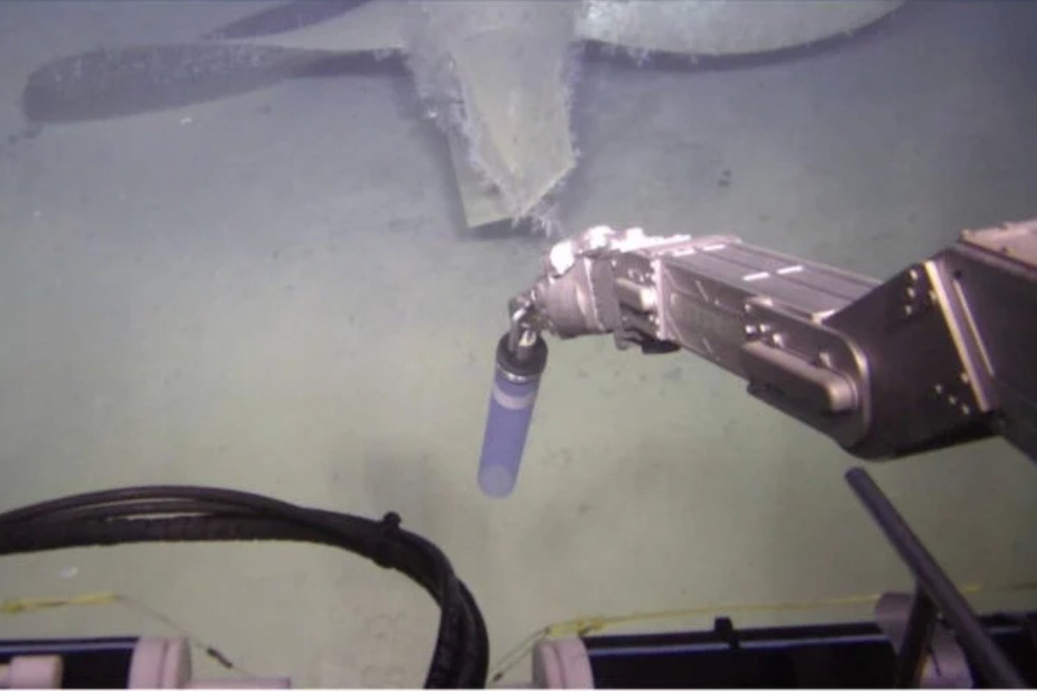 Más de 35 años después de hundirse en el fondo del océano, un submarino nuclear soviético sigue liberando radiación desde su reactor y los científicos acaban de confirmar que la fuga continúa activa