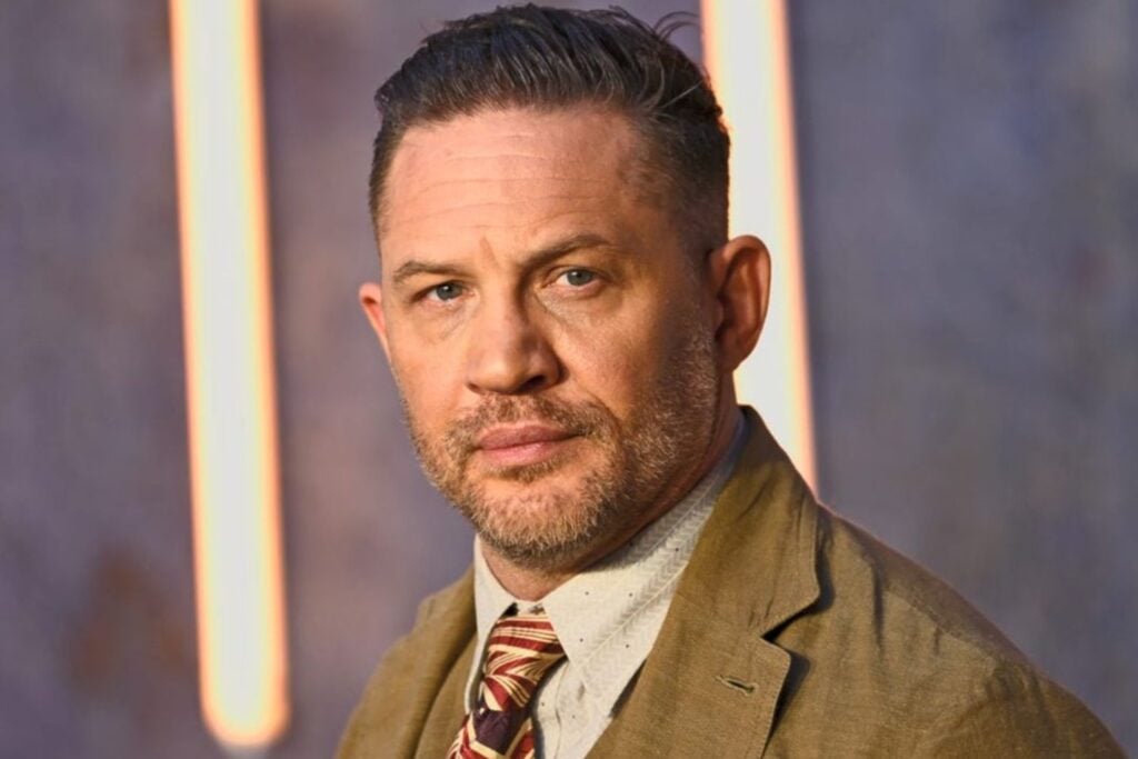 Caos en la serie del momento: Tom Hardy queda fuera de ‘MobLand’ tras un conflicto explosivo