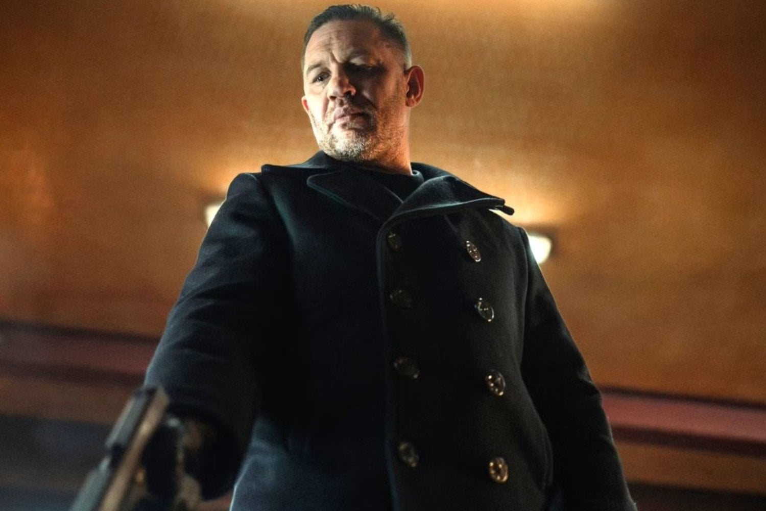 Caos en la serie del momento: Tom Hardy queda fuera de ‘MobLand’ tras un conflicto explosivo