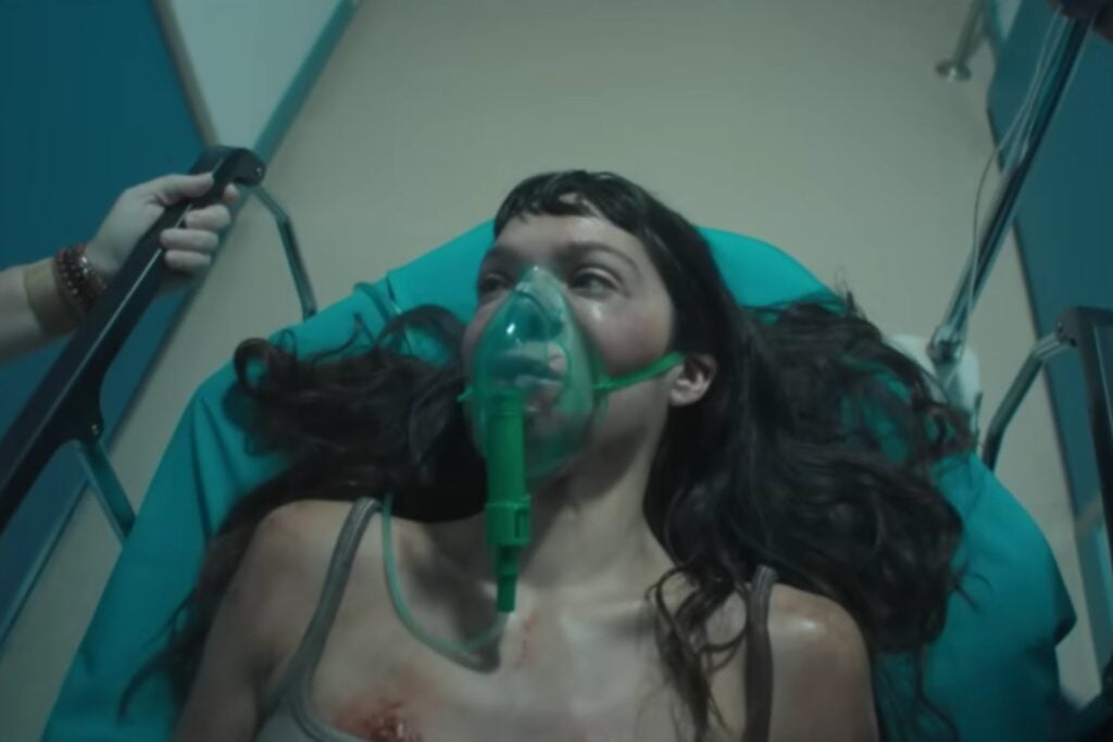 El thriller de Netflix que empieza con una mujer dentro de un contenedor y un misterio imposible