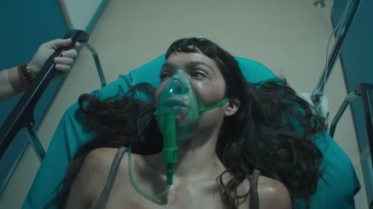 El thriller de Netflix que empieza con una mujer dentro de un contenedor y un misterio imposible