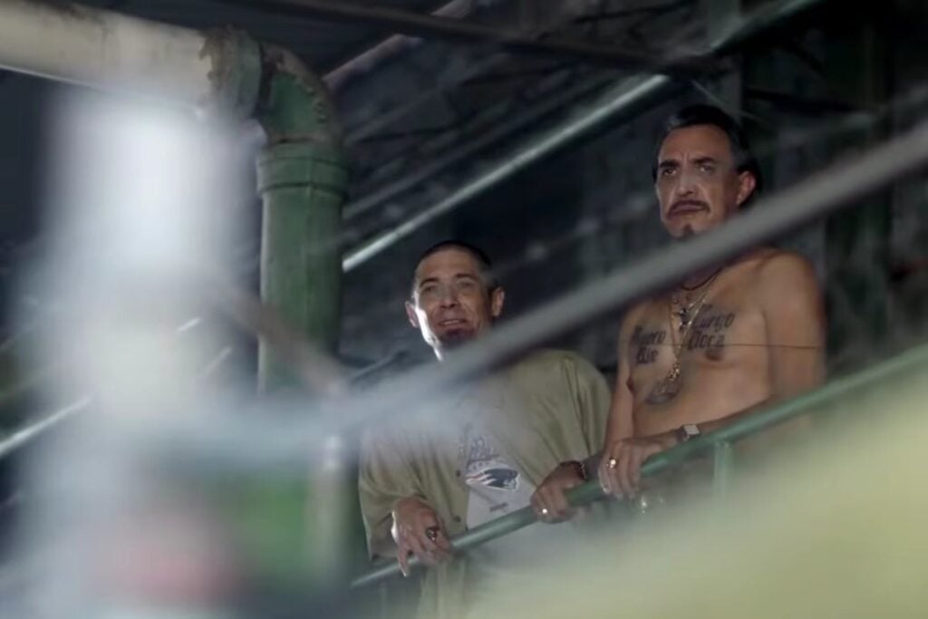 La serie donde entrar a una prisión es solo el comienzo del problema: infiltración, violencia y secretos