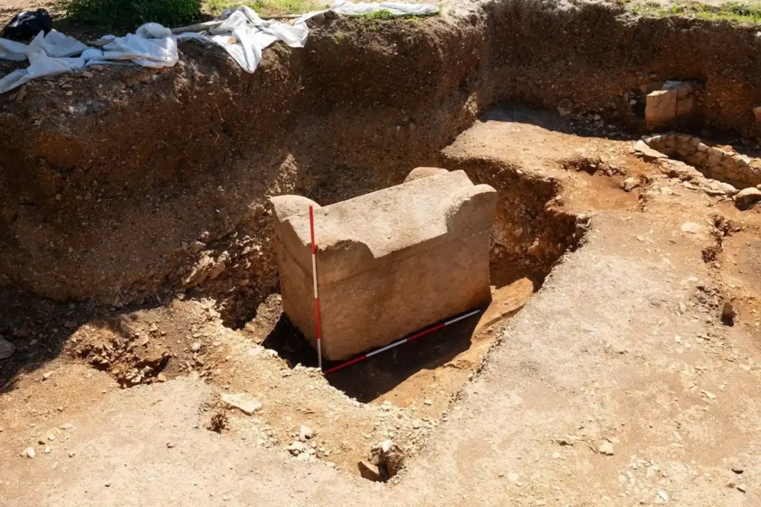Un sarcófago tardorromano apareció intacto bajo una calle de Cavtat, en Croacia. El hallazgo conserva una tumba sellada desde hace más de 1.500 años en el corazón de la antigua Epidaurum