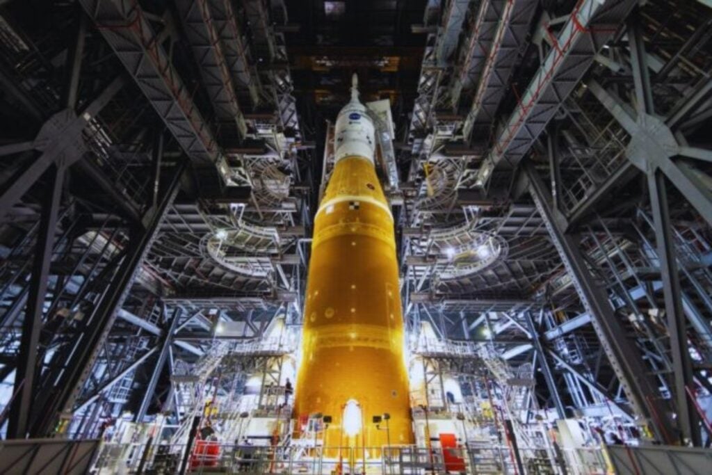 La NASA busca poetas, cineastas y músicos para contar desde dentro sus próximas misiones lunares. Hasta diez proyectos podrán acceder a instalaciones y expertos, pero deberán financiarse sin ayuda de la agencia