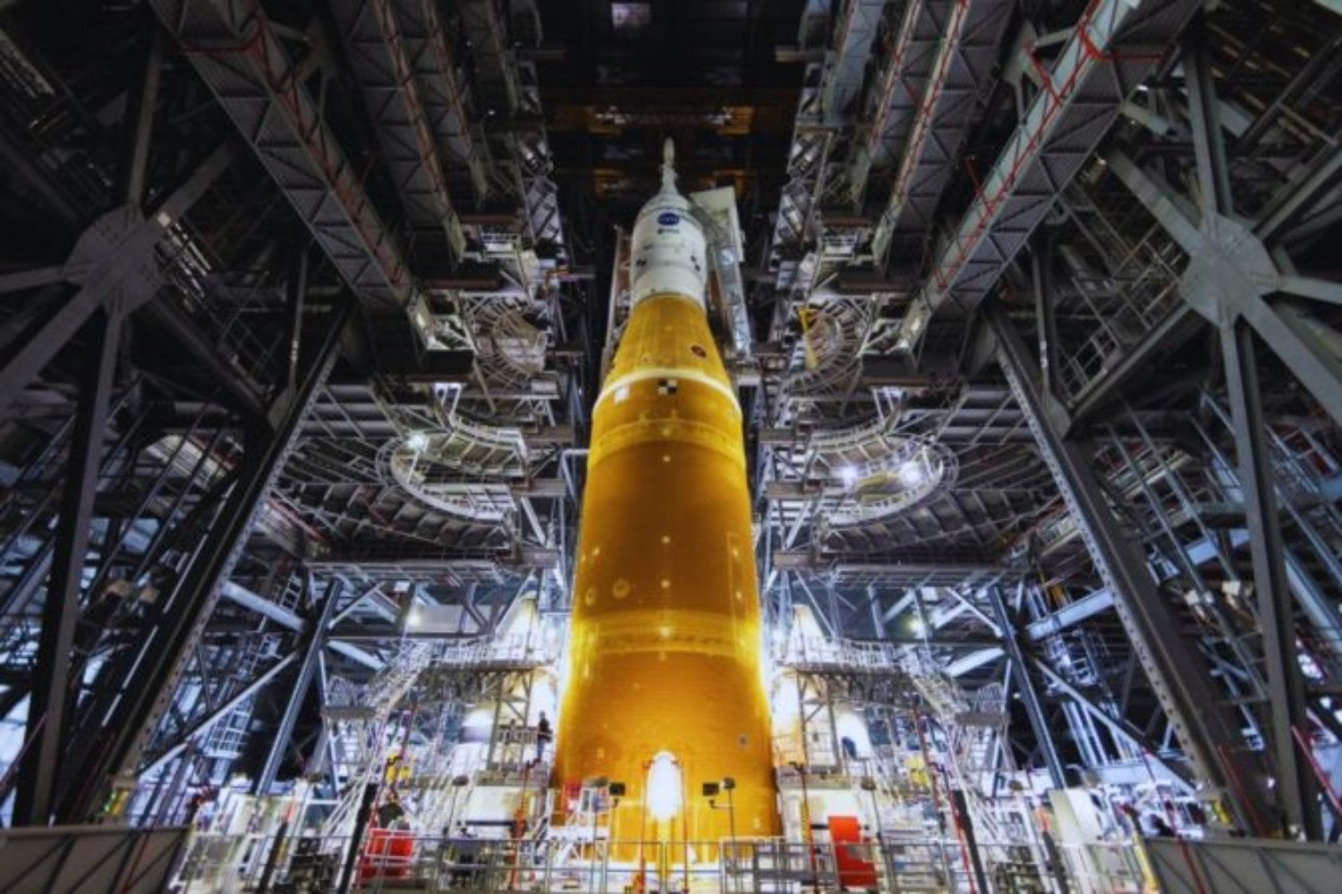 La NASA busca poetas, cineastas y músicos para contar desde dentro sus próximas misiones lunares. Hasta diez proyectos podrán acceder a instalaciones y expertos, pero deberán financiarse sin ayuda de la agencia
