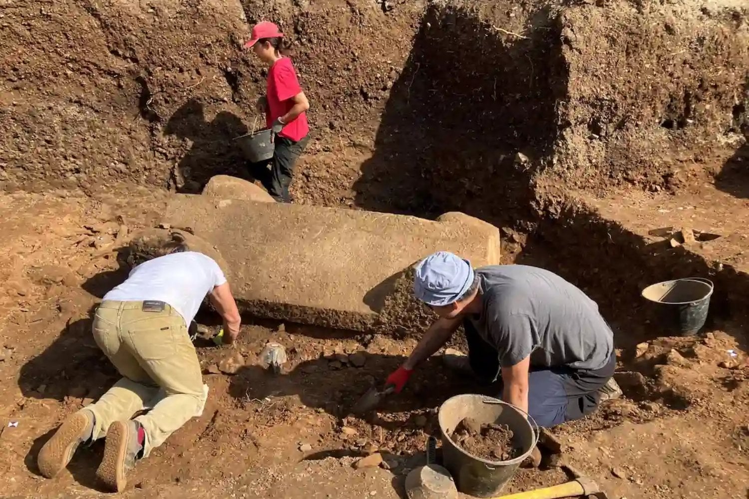 Un sarcófago tardorromano apareció intacto bajo una calle de Cavtat, en Croacia. El hallazgo conserva una tumba sellada desde hace más de 1.500 años en el corazón de la antigua Epidaurum