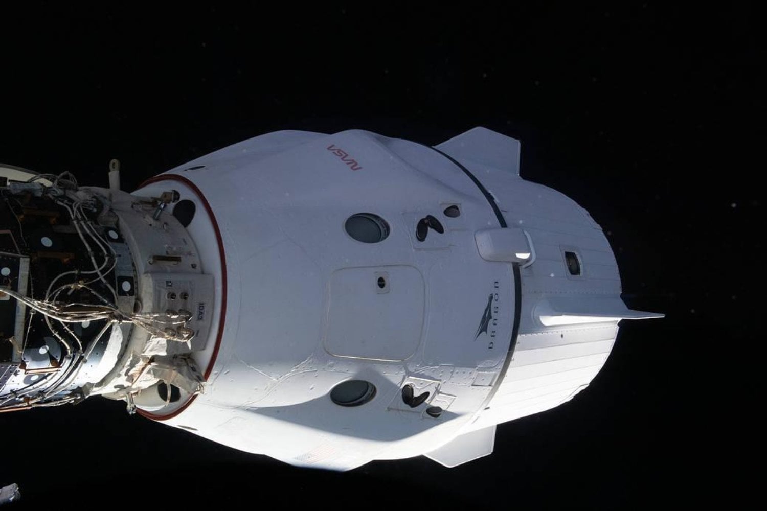 Una vieja fuga de aire en la Estación Espacial Internacional obligó a cinco astronautas a refugiarse en una nave Dragon. El episodio duró apenas dos horas, pero reabre una pregunta incómoda sobre el futuro de la EEI