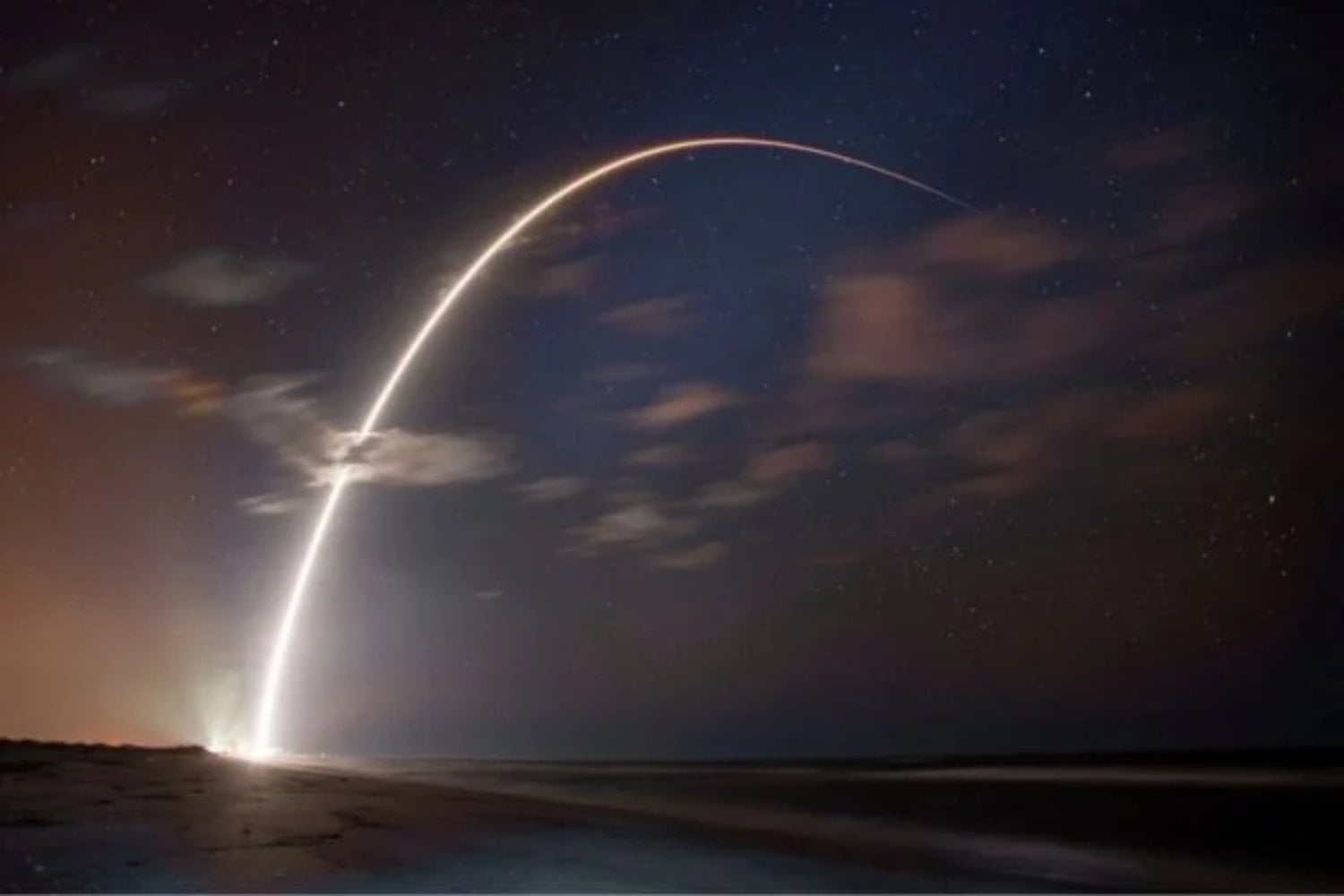 SpaceX acaba de protagonizar la mayor salida a bolsa de la historia al recaudar 75.000 millones de dólares. La compañía de Elon Musk debuta valorada en 1,77 billones y convierte Wall Street en una apuesta por el futuro espacial