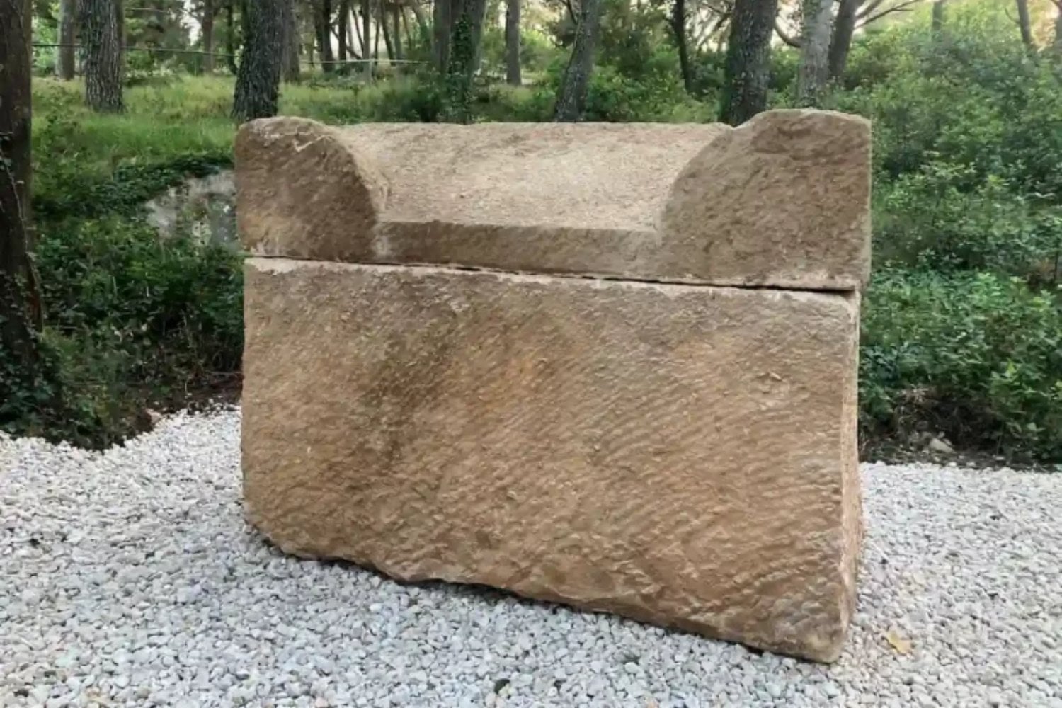Un sarcófago tardorromano apareció intacto bajo una calle de Cavtat, en Croacia. El hallazgo conserva una tumba sellada desde hace más de 1.500 años en el corazón de la antigua Epidaurum