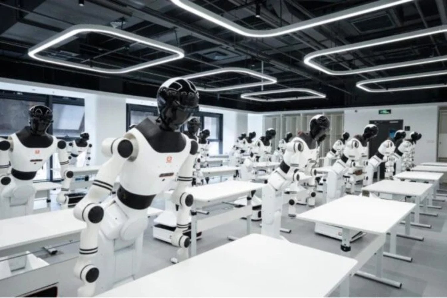 Uno de los trabajos del futuro en China consiste en ponerse unas gafas y convertirse en robot. Cada movimiento humano sirve para entrenar a los humanoides que llegarán a las fábricas