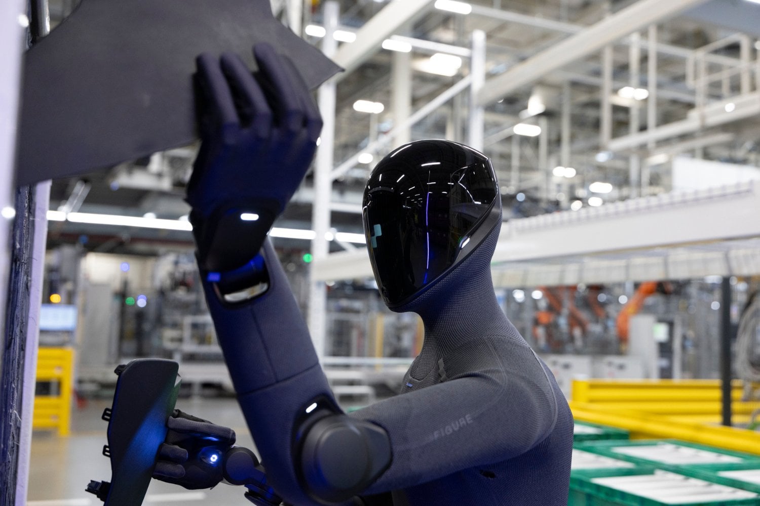 BMW acaba de darle un trabajo real al robot humanoide Figure 03. Su prueba más importante no será caminar como una persona, sino ordenar piezas al ritmo de una fábrica