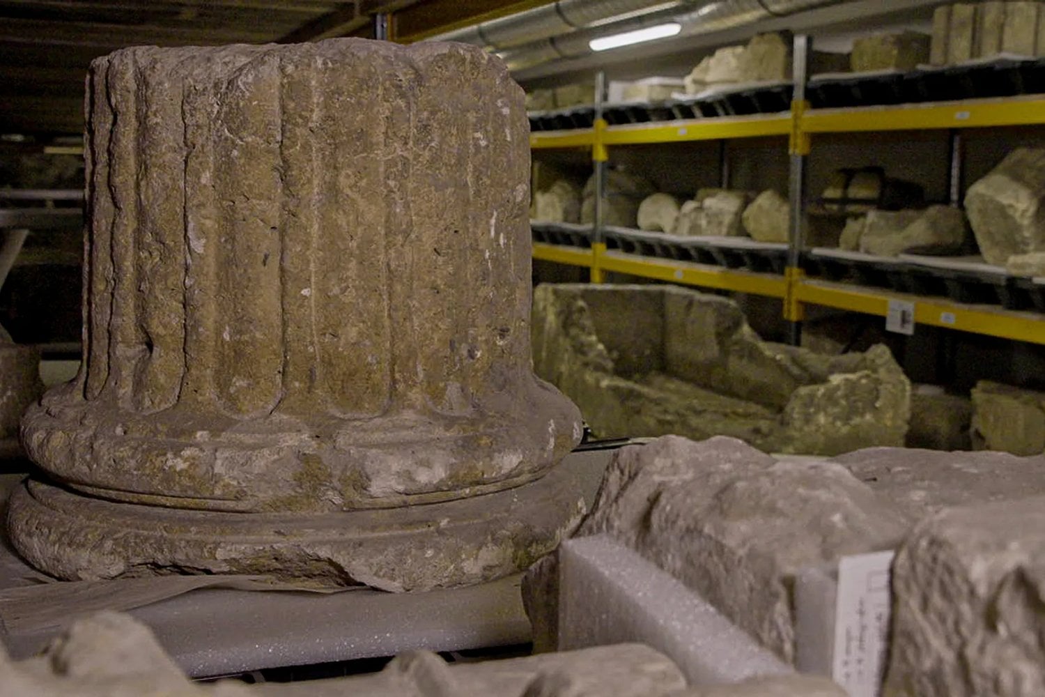 París quería una plaza más verde frente a Notre Dame, pero al excavar encontró otra ciudad bajo sus pies. Los arqueólogos sacaron a la luz restos romanos, medievales y casi 2.000 años de historia enterrada