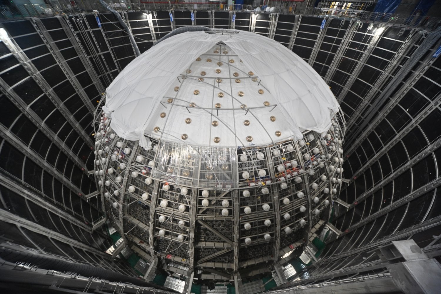 China acaba de medir con una precisión inédita cómo cambian los neutrinos durante su viaje. El detector subterráneo JUNO ya empieza a acercarse a uno de los grandes misterios de la física de partículas