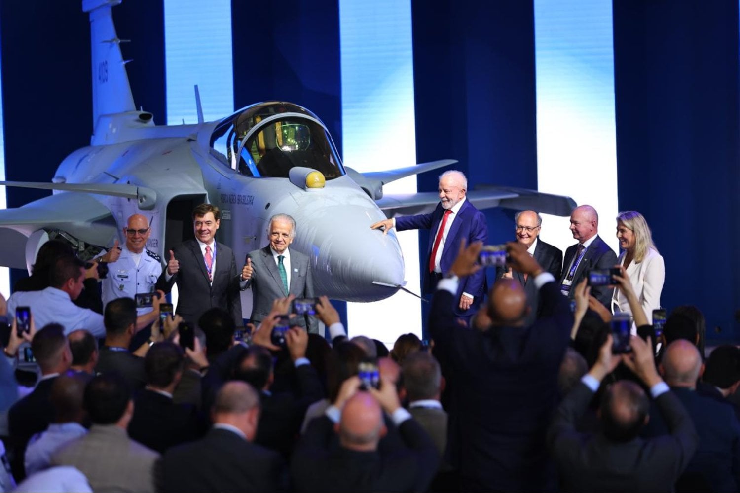 Brasil acaba de lograr un hito industrial que ningún otro país latinoamericano había alcanzado hasta ahora. Su primer caza supersónico producido localmente marca el salto de comprador de defensa a fabricante aeroespacial avanzado