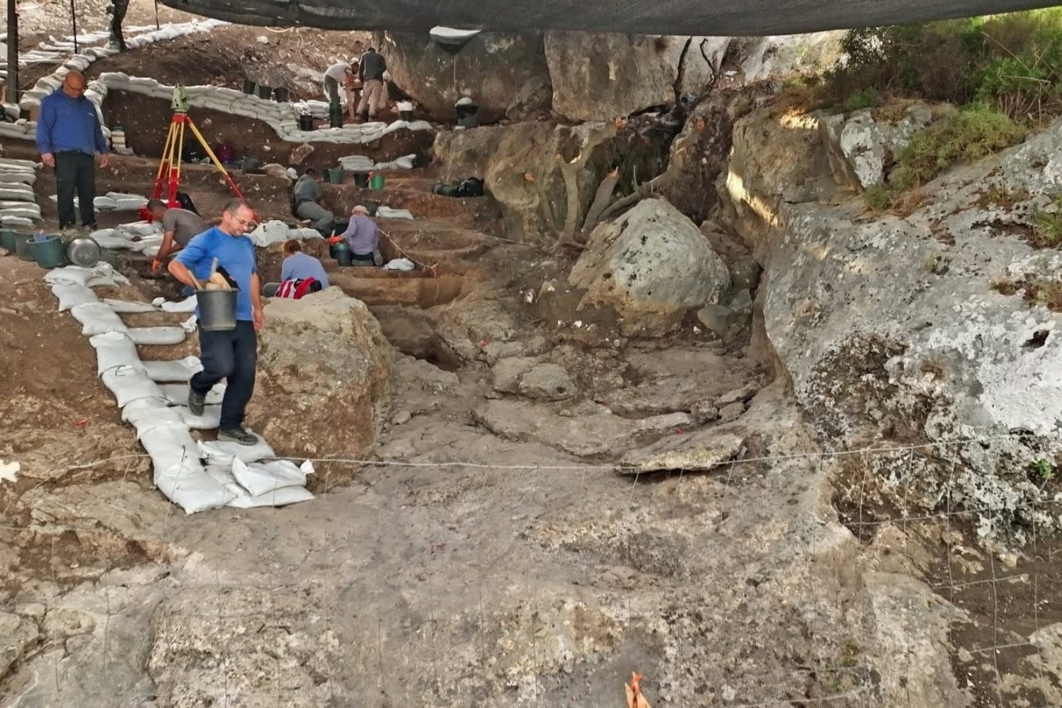 Una cueva sellada durante hasta 400.000 años acaba de aparecer cerca de Haifa con herramientas, huesos y restos de fuego. Su interior conserva una cápsula del tiempo de una cultura anterior al dominio de neandertales y humanos modernos