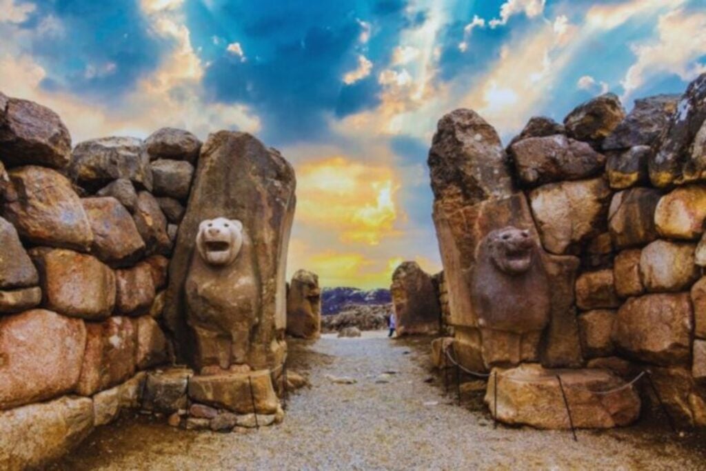 La IA no ha encontrado un tesoro nuevo en Harappa, pero sí algo igual de valioso: sus colores perdidos. Un estudio propone reconstruir digitalmente la paleta de la civilización del Indo con hipótesis visuales guiadas por arqueología