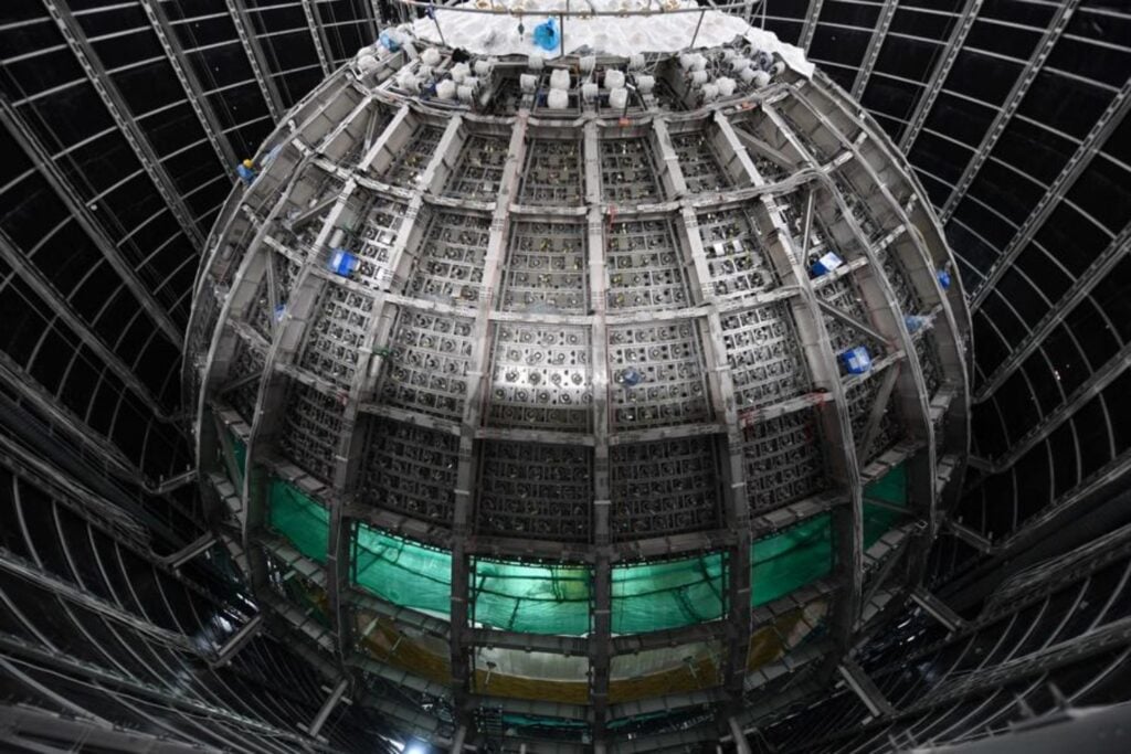 China acaba de medir con una precisión inédita cómo cambian los neutrinos durante su viaje. El detector subterráneo JUNO ya empieza a acercarse a uno de los grandes misterios de la física de partículas