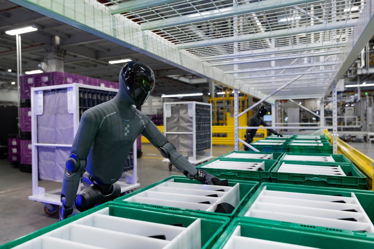 BMW acaba de darle un trabajo real al robot humanoide Figure 03. Su prueba más importante no será caminar como una persona, sino ordenar piezas al ritmo de una fábrica