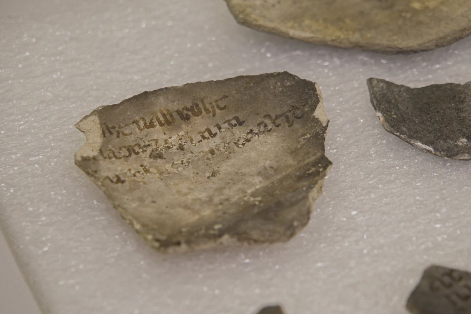 París quería una plaza más verde frente a Notre Dame, pero al excavar encontró otra ciudad bajo sus pies. Los arqueólogos sacaron a la luz restos romanos, medievales y casi 2.000 años de historia enterrada