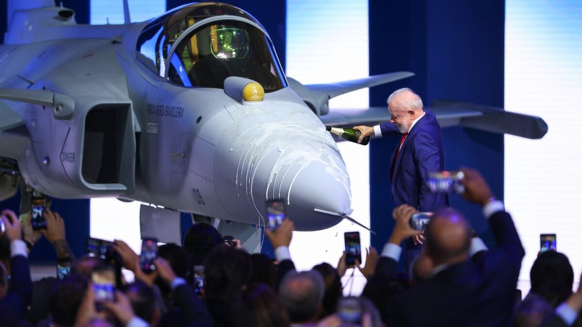 Brasil acaba de lograr un hito industrial que ningún otro país latinoamericano había alcanzado hasta ahora. Su primer caza supersónico producido localmente marca el salto de comprador de defensa a fabricante aeroespacial avanzado