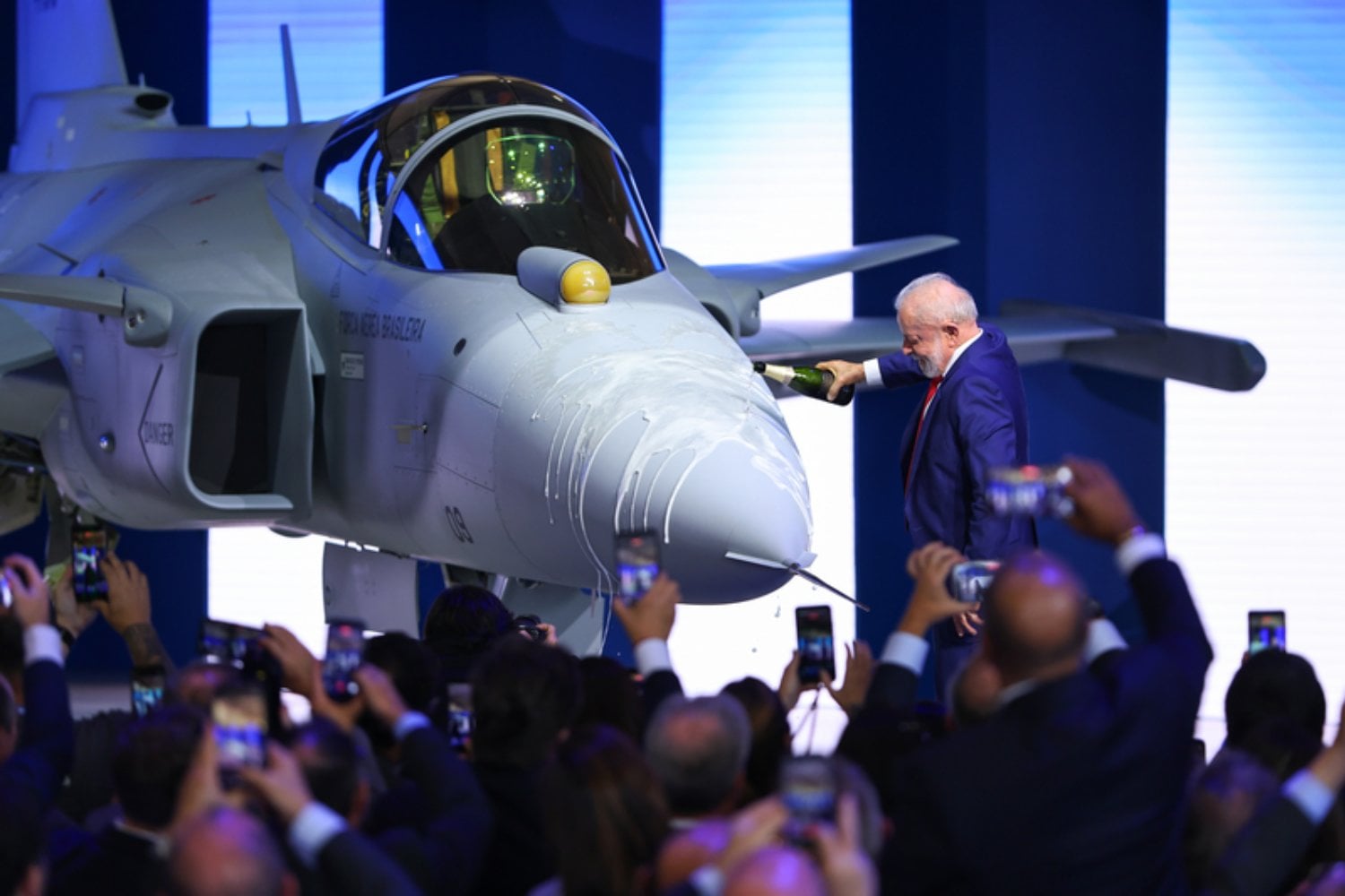 Brasil acaba de lograr un hito industrial que ningún otro país latinoamericano había alcanzado hasta ahora. Su primer caza supersónico producido localmente marca el salto de comprador de defensa a fabricante aeroespacial avanzado