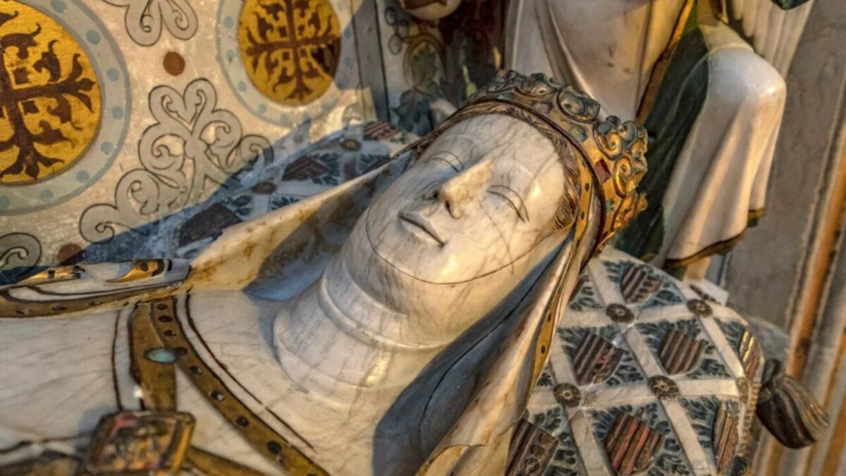 Abrieron la tumba de una reina medieval y lo que hallaron dentro no coincide con 700 años de historia
