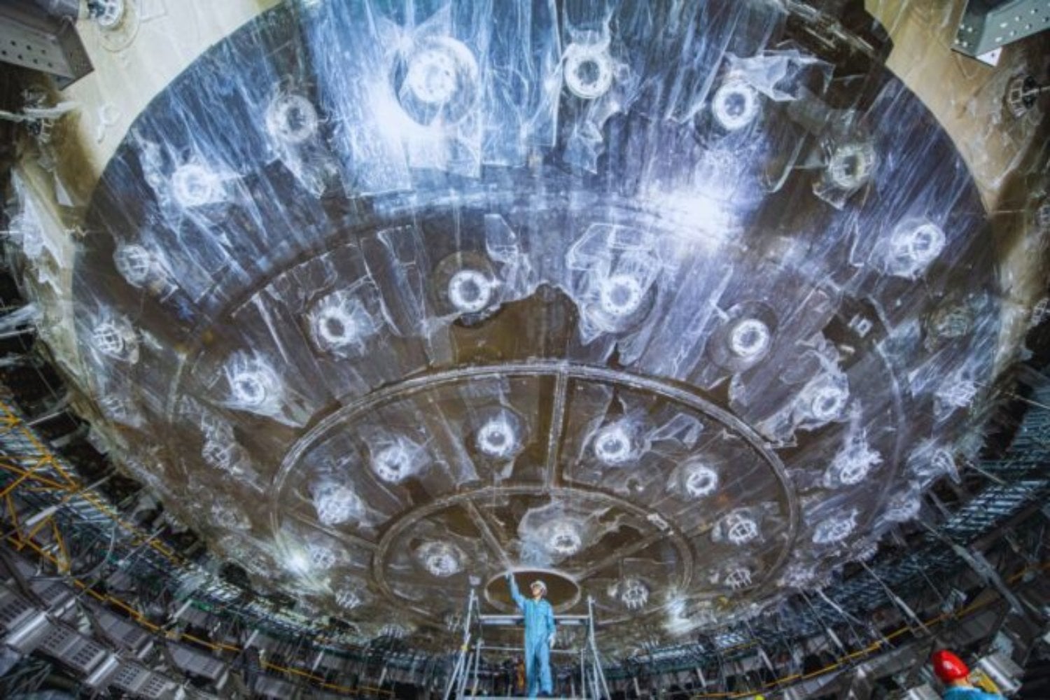 China acaba de medir con una precisión inédita cómo cambian los neutrinos durante su viaje. El detector subterráneo JUNO ya empieza a acercarse a uno de los grandes misterios de la física de partículas