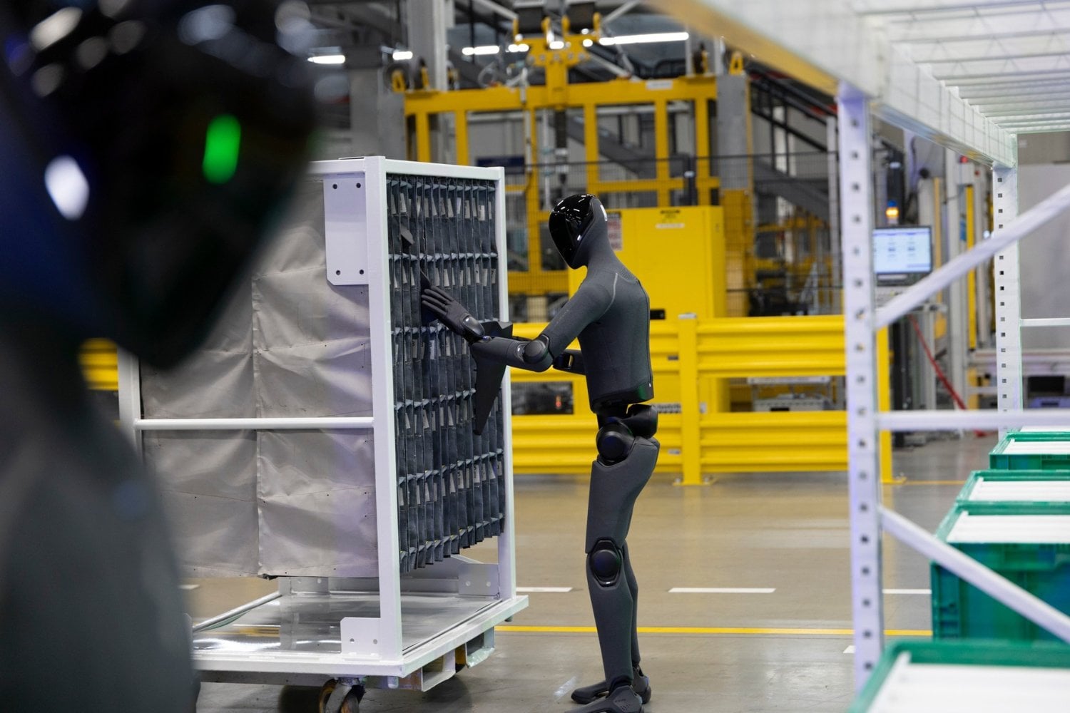 BMW acaba de darle un trabajo real al robot humanoide Figure 03. Su prueba más importante no será caminar como una persona, sino ordenar piezas al ritmo de una fábrica
