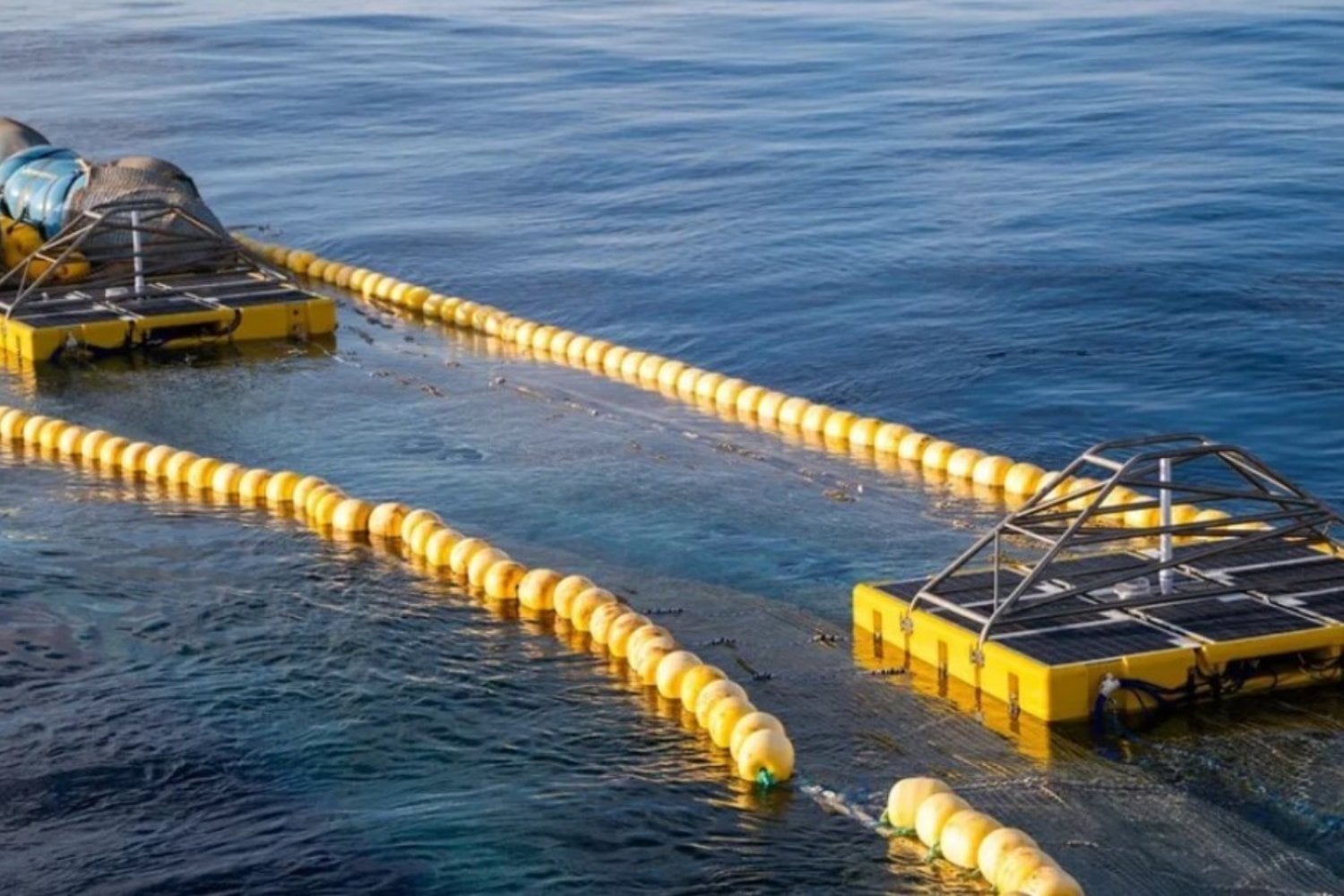 Durante años parecía imposible limpiar los océanos del plástico acumulado durante décadas. Ahora una red de barcos, barreras fluviales y robots ya está retirando toneladas de residuos todos los días