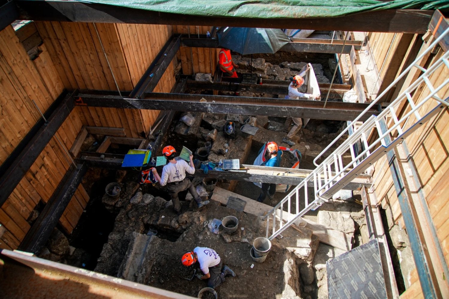 París quería una plaza más verde frente a Notre Dame, pero al excavar encontró otra ciudad bajo sus pies. Los arqueólogos sacaron a la luz restos romanos, medievales y casi 2.000 años de historia enterrada