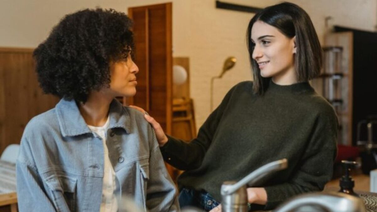 Alegrarse un poco del fracaso ajeno no te convierte en mala persona. La psicología explica por qué esa emoción incómoda aparece cuando la autoestima, la comparación y la justicia entran en juego