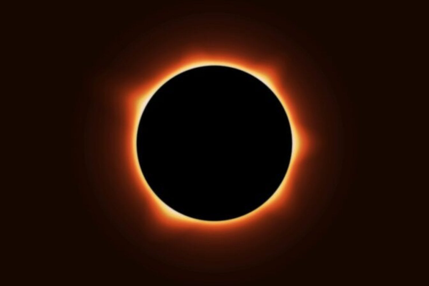 España vivirá en 2026 un eclipse solar total casi al atardecer, y eso lo convertirá en un espectáculo tan raro como difícil de ver. La Luna tapará por completo el Sol en una franja del país, pero el gran desafío será encontrar un horizonte limpio