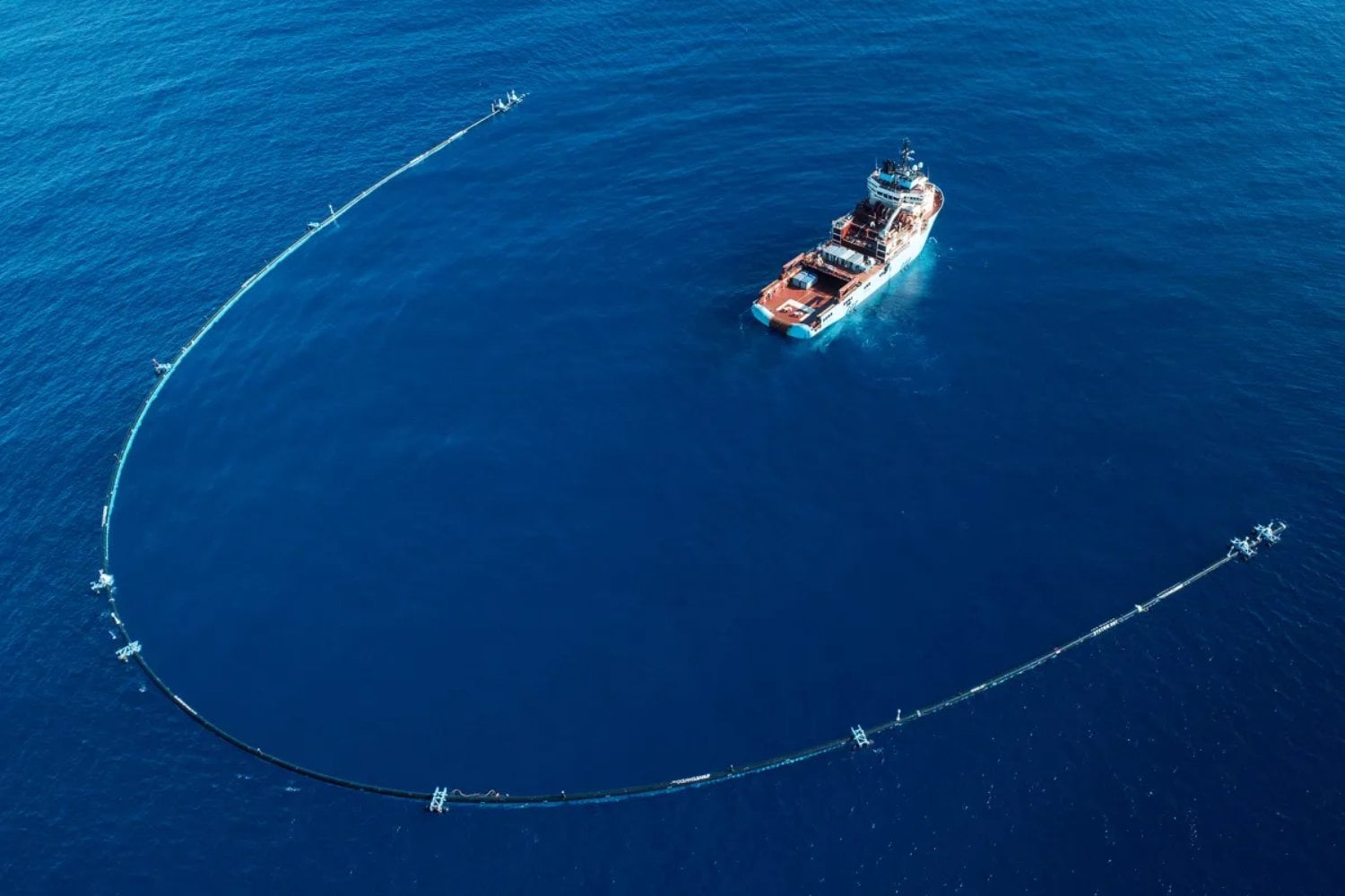 Durante años parecía imposible limpiar los océanos del plástico acumulado durante décadas. Ahora una red de barcos, barreras fluviales y robots ya está retirando toneladas de residuos todos los días