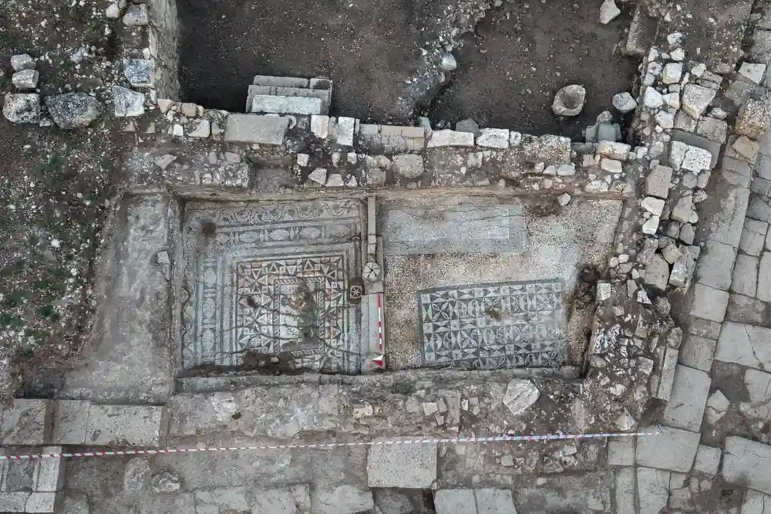 Un mosaico romano de hace 1.800 años acaba de aparecer junto al teatro de la antigua Aspendo. La imagen del dios río Eurimedonte revela cómo una ciudad convirtió el agua en identidad, poder y memoria